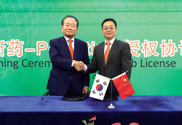 한미약품 임성기 회장(左)과 루예제약 리우디엔보(Liu, Dianbo) 회장(右)이 계약식 체결 후 기념사진을 촬영했다.