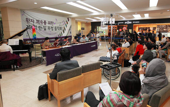 일본 전통 악기 다이소고또 연주단인 베니카나메회와 일본 타카하마초 한일문화교류센터장인 박영선 씨가 협연으로 로비를 찾은 환우들과 가족들에게 감미로운 선율을 선사하고 있다.
