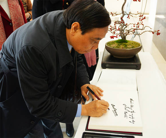 팜꽁컨 베트남 보건부 과학기술교육국장이 오송공장을 방문해 방명록을 작성하고 있다.