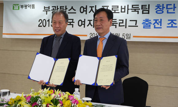 조인식 사진( 좌 : 박치문 부총재, 우 : 박원태 전무이사 ) 