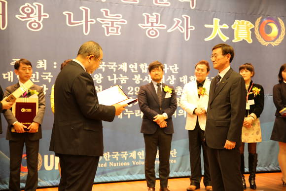 보령중보재단 김성원 사무국장이 국회에서 열린 2014 세종대왕 나눔봉사 대상 시상식에서 국회 윤리특별위원장상을 수상하고 있다.