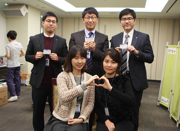 한미약품 본사에서 진행된 헌혈캠페인에 참여한 신입사원들. (왼쪽부터 재경팀 이지용씨, 전략기획팀 성지연씨, 임상QA팀 구도형씨, 임상팀 박윤선씨, 재경팀 김동환씨)