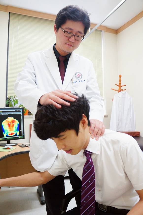 춘천성심병원 신경외과 최혁재 교수가 경추성두통환자를 진료하고 있다.