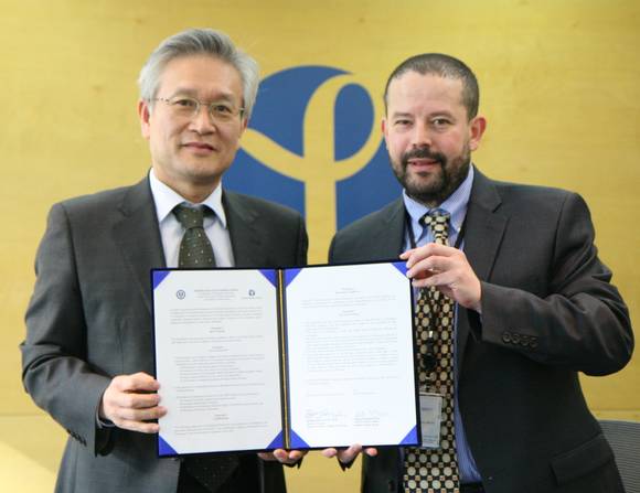 (왼쪽부터) 연세대 의과대학 이병석 학장과 한국파스퇴르연구소 하킴 자바라 소장