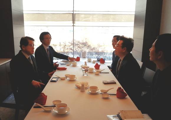 이경호 한국제약협회 회장(맨 왼쪽)이 5일 서울시내 한 호텔에서 조용준 한국제약협동조합 이사장((오른쪽 끝에서 두번째) 등을 만나 의견을 청취하고 있다.