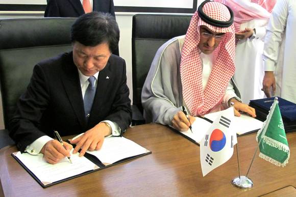 (사진 왼쪽부터) 박구서 JW홀딩스 사장, 사우디아라비아 SPC사 와엘 카와치(Wael Kaawach) 회장이 MOU에 서명을 작성하고 있다.
