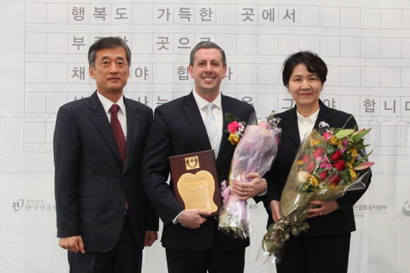 한국노바티스 브라이언 글라드스덴 대표이사 겸 사장(가운데)이 2015 행복더함 사회공헌대상에서 지역사회 공헌 부문 대상을 수상한 후, 한국경영자총협회 이호성 상무 (좌측)와 사단법인 함께하는 사랑밭 서형덕 회장과 함께 기념사진을 찍고 있다.