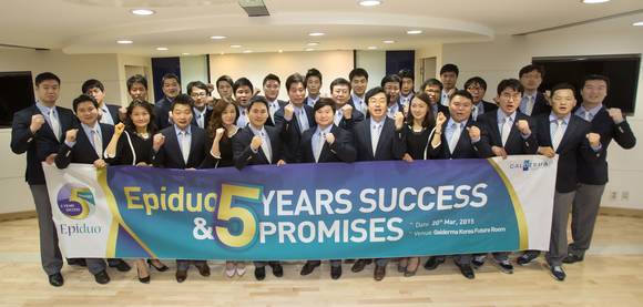 2015년 여드름 외용제 에피듀오의 국내 출시 5주년을 맞아 갈더마코리아의 임직원들이 한 자리에 모였다. 에피듀오의 2014년 IMS 기준 매출 1위를 넘어 올 한 해에도 여드름 환자들에게 최상의 여드름 치료 솔루션을 제공하겠다는 의지를 다졌다.