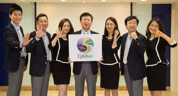2015 에피듀오, 5년의 성공과 5개의 약속 엠블럼 갈더마코리아는 올해 항생제 내성 없는 여드름 연고 에피듀오의 국내 출시 5주년을 기념해 ‘2015 에피듀오, 5년의 성공과 5개의 약속 (2015 EPIDUO 5 YEARS SUCCESS & 5 PROMISES)’ 엠블럼을 제정했다.