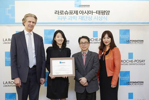 로레알 코리아 대표이사 얀 르 부르동 사장, 수상자 한양대학교병원 김정은 교수, 서울대학병원 박경찬 교수, 로레알 병원 약국 사업부 박소은 전무 이사
