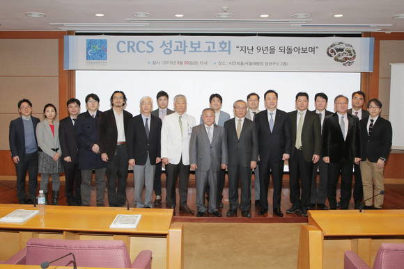 첫 줄 왼쪽에서 7번째부터 10번째까지 김희중 서울대학교병원 진료부원장, 양훈식 근거창출임상연구국가사업단장, 윤병우 뇌졸중임상연구센터장, 정기택 보건산업진흥원장.