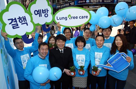 한국얀센 김옥연 대표이사(가운데)와 임직원 및 대한결핵협회, 구세군 관계자들이 서울 명동예술극장 앞에서 결핵 예방과 인식향상을 위한 ‘Lung Tree Care’ 캠페인을 선보이고 있다.