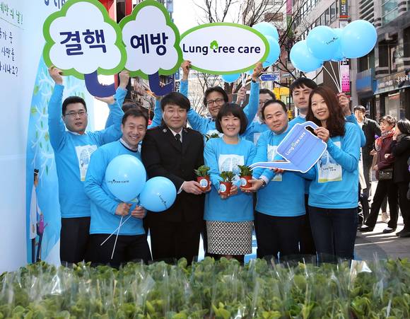 한국얀센김옥연 대표이사(가운데)와 임직원 및 대한결핵협회, 구세군 관계자들이 서울 명동예술극장 앞에서결핵 예방과 인식향상을 위한 ‘Lung Tree Care’ 캠페인을 선보이고 있다.