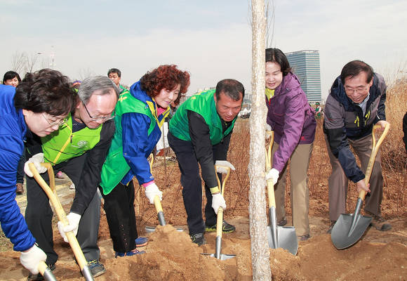 유권 이대목동병원장(왼쪽에서 2번째)과 박원순 서울시장(오른쪽에서 1번째), 김수영 양천구청장(오른쪽에서 2번째) 등이 기념식수를 하고 있다.