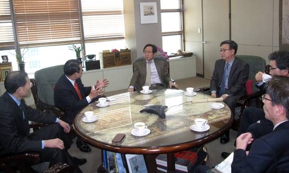 (왼쪽부터) 한국의료기기산업협회 이광순 부회장, 황 휘 회장, 심사평가원 손명세 원장, 이성원 개발상임이사, 이병일 치료재료관리실장, 김철수 재료기획부장