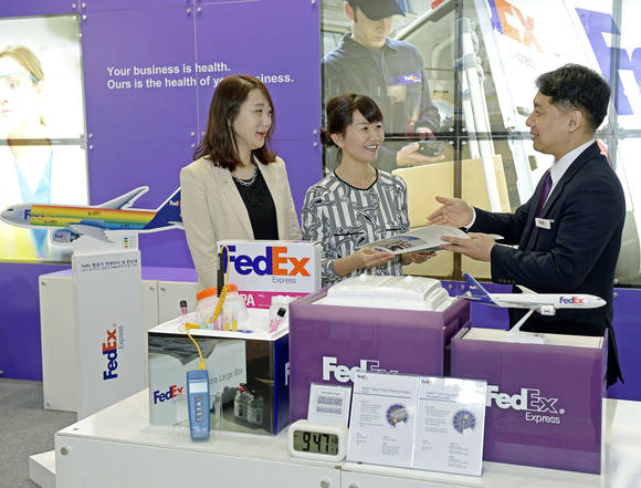 '바이오 코리아 2015'에서 극저온 배송 솔루션, 저온 배송 포장 서비스, FedEx 국제 반송 등 다양한 헬스케어 특수 운송 솔루션을 선보이고 있다.