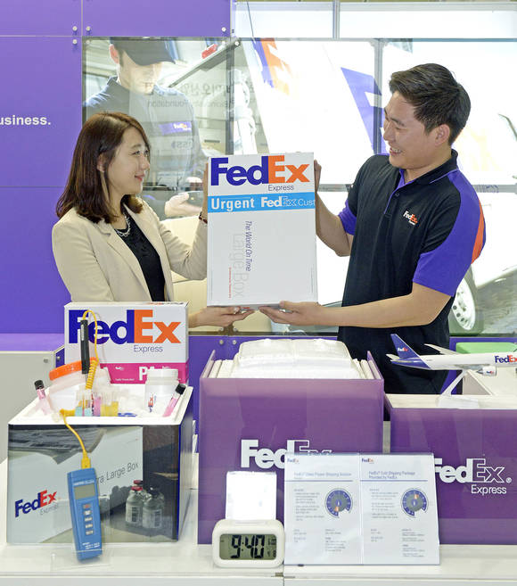 '바이오 코리아 2015'에 참가한 FedEx코리아의 온도조절 패키지 등 다양한 헬스케어 특수 운송 솔루션