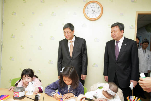 사진1. 감성센터 환자들을 지켜보는 현대차 정몽구 재단 유영학 이사(좌)와 서울대학교병원 오병희 원장(우)