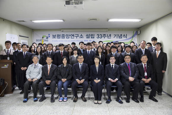 15일 안산 보령중앙연구소에서 진행된 보령중앙연구소 설립 33주년 기념식에 참석한 시설관리본분 이문선 상무, 합성연구소 김지한 소장, 고윤정 노조위원장, 최태홍 대표, 김은선 회장, 명제혁 중앙연구소장, 서울연구소 최성준 전무, 생산본부 이삼수 전무 (앞줄 왼쪽부터 순서대로)와 연구원들이 기념사진을 찍고 있다.)