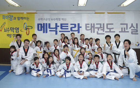 사노피 파스퇴르㈜ (대표 레지스 로네)는 제7회 세계 뇌수막염의 날을 맞아 ‘파비앙과 함께하는 메낙트라 태권도 교실’을 열었다. 이날 행사에는 사노피 파스퇴르 임직원 가족들과 국내 파트너사인 SK케미칼 (대표이사 한병로) 임직원 가족들이 함께 태권도를 배우며 수막구균성 뇌수막염 예방과 퇴치 의지를 다졌다.