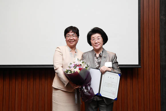 이순남 이화여자대학교 의료원장 겸 의무부총장이 우복희 후원회장에게 위촉장을 전달하고 기념촬영을 하고 있다.