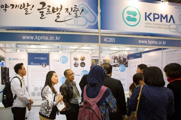 일반시민과 아세안지역 규제당국자 등이 지난 23일 일산 킨텍스에서 열린 제5회 국제의약품전 기간중 행사장내의 한국제약협회 및 국내 제약산업 홍보부스를 둘러보고 있다.