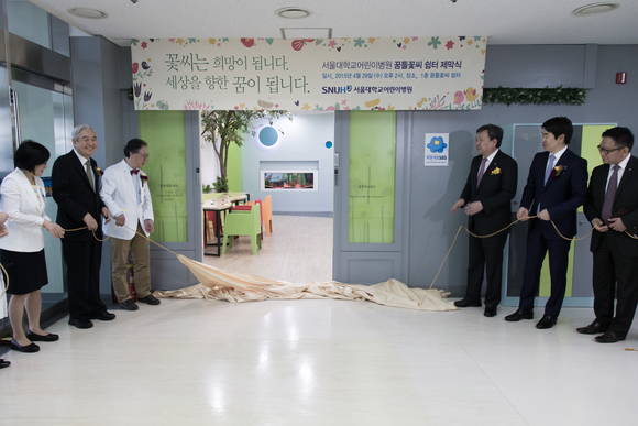 왼쪽부터 송경자 서울대학교병원 간호본부장, 최용 서울대학교 어린이병원 후원회장, 김석화 서울대학교 어린이병원장, 오병희 서울대학교병원장, 윤석민 SBS 부회장, 유종연 SBS 희망내일위원회 사무총장.