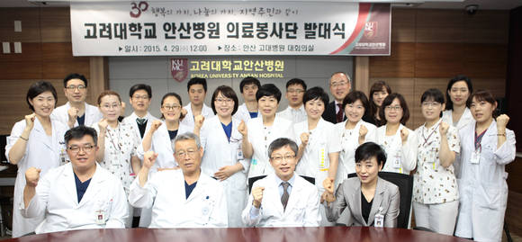 앞줄 왼쪽세서 두번째 김승주 교수, 세번째 차상훈 원장
