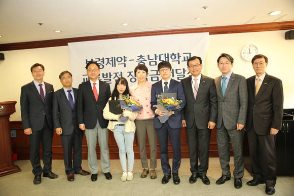 (사진: 7일 서울 원남동 보령빌딩에서 진행된 장학금 전달식에서 정혜광 충남대 약학대부학장(왼쪽 두번째), 명창선 충남대 약학대 학장(왼쪽 세번째), 김은선 보령제약 회장(왼쪽 다섯번째), 최태홍 보령제약 대표(왼쪽 일곱번째) 및 학생대표가 장학금 전달식을 마치고 기념사진을 찍고있다.)