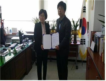 경기남부근로자건강센터 권영준 센터장 - 대한주택관리사협회 이선미 회장 협약식