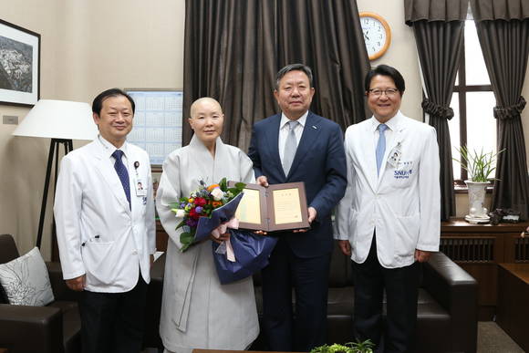 감사패 전달 사진 왼쪽부터 신희영 교수, 정목 스님, 오병희 병원장, 방문석 대외협력실장