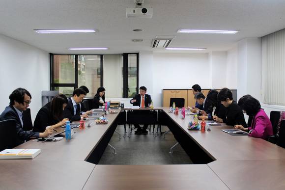 한국제약협회 의약품광고심의위원회 한갑현 위원장(가운데)이 19일 서울 방배동 제약회관 2층 회의실에서 열린 제 1,300회 광고심의 회의를 진행하고 있다.
