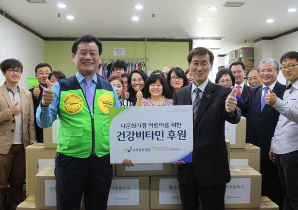 보령중보재단 김성원 사무국장(우)이 굿파트너즈 정대준 대표(좌)에게 비타민을 전달하고 있다.
