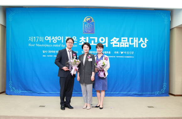 김윤환 이대여성암병원 부인종양센터 교수(사진 왼쪽)와 김정숙 이대여성건진센터/건강증진센터장(사진 오른쪽)이 김효선 여성신문 대표이사와 기념촬영을 하고 있다.