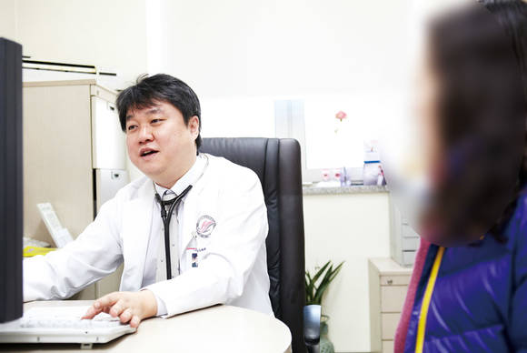 환자를 진료중인 황용일 교수
