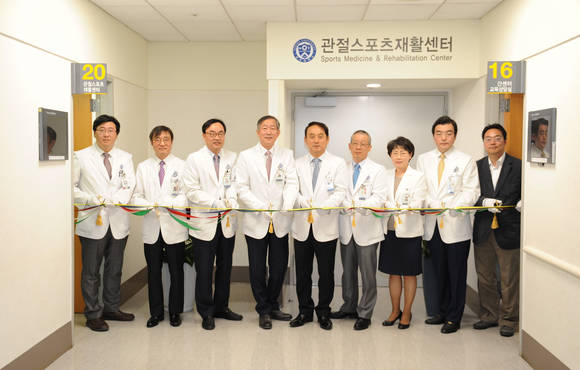 왼쪽부터 김덕용 세브란스 재활의학과 교수, 최종혁 세브란스병원 정형외과 교수, 이진우 관절스포츠재활센터장, 윤도흠 세브란스병원장, 정남식 연세의료원장, 신지철 세브란스 재활병원장, 박정숙 세브란스병원 간호담당부원장, 문성환 세브란스병원 정형외과 교수, 이세용 연세대 체육교육학과 교수