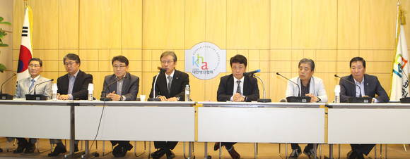 김갑식 부회장, 김민기 기획이사, 권덕철 복지부 보건의료정책실장, 박상근 회장, 이왕준 정책이사, 정규형 총무위원장, 이계융 상근부회장