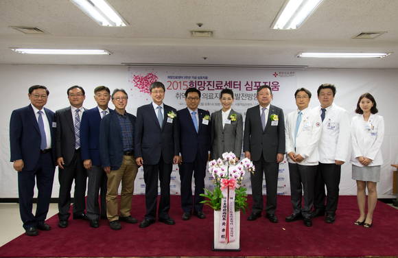 왼쪽 5번째부터 유영학 현대차정몽구재단 이사장, 김춘진 국회 보건복지위원장, 김성주 대한적십자사 총재, 오병희 서울대학교병원장.