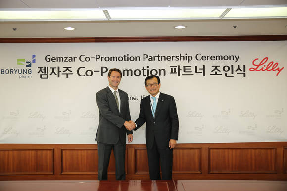 보령제약 최태홍사장(우)과 한국릴리 폴 헨리 휴버스 대표(좌)가 악수를 하고 있다.