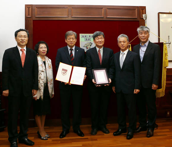 안형식 교수, 김순덕 교수, 염재호 고려대 총장, 김해준 교수, 김우경 의무부총장, 최재욱 교수