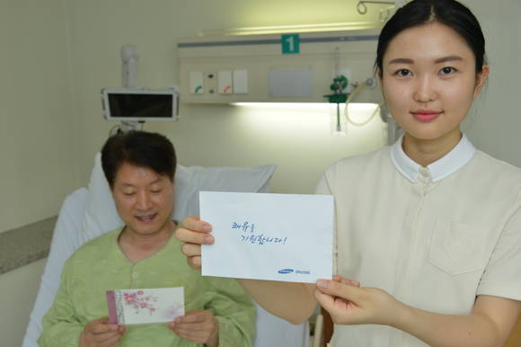 쾌유 기원 카드 전달 사진