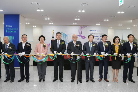 왼쪽부터 : 홍창의 전 서울대병원장, 최원영 청와대 고용복지수석, 김영자 허완구 승산그룹 회장 부인, 오병희 서울대병원장, 권이혁 전 서울대병원장, 성낙인 서울대학교 총장, 서경배 아모레퍼시픽 회장, 나경원 외교통일위원회 위원장, 조정식 교육문화체육관광위원회 위원.