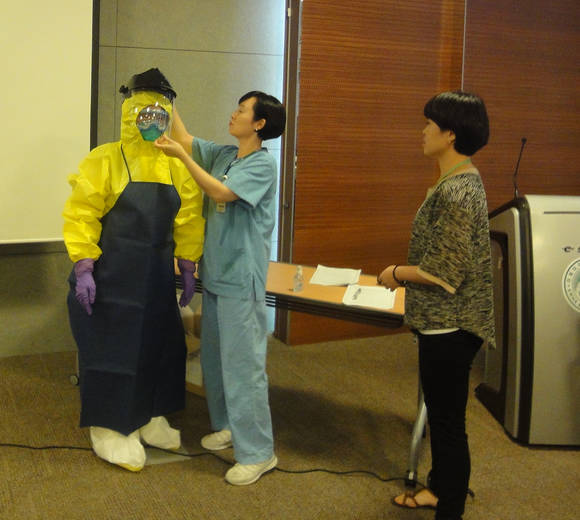 교육에 참가한 간호사들이 감염 보호장구 착용을 실습하고 있다.