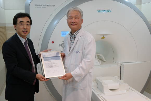 왼쪽부터 지멘스 헬스케어 박동찬 상무, 정다운병원 최상순 원장