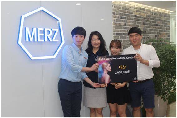 대상을 수상한 ‘블라썸’ 팀이 멀츠코리아 유수연 대표와 함께 기념 사진을 찍었다. (사진 왼쪽부터 경북대 최보원 씨, 멀츠코리아 유수연 대표, 경북대 권윤혜 씨, 경북대 이승현 씨)