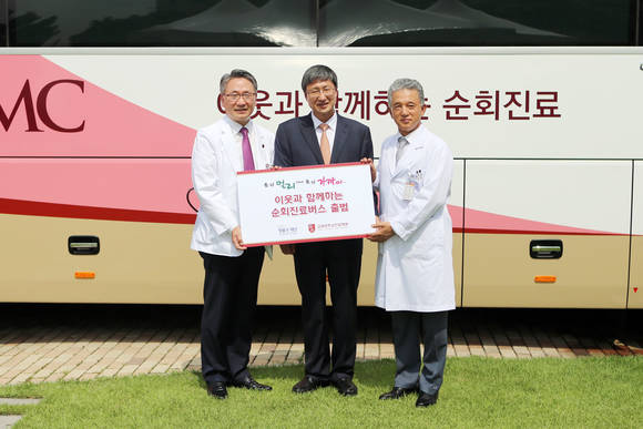 (사진 왼쪽부터)김영훈 고려대학교 안암병원장, 유영학 현대차 정몽구 재단 이사장, 김우경 고려대학교 의무부총장이 기념촬영을 하고있다.