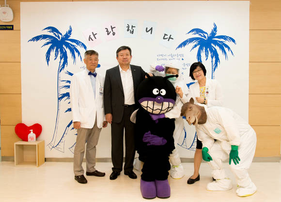 (왼쪽부터) 김희중 진료부원장, 오병희 병원장, 송경자 간호본부장이 메르스 바이러스를 퇴치하는 (방호복을 입은)간호사와 함께 했다. (맨 오른쪽은 낙타를 상징)