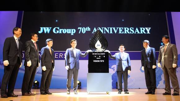 비전캡슐 봉인식( 좌로부터 박종전 JW생명과학 사장, 한성권 JW중외제약 사장, 박구서 JW홀딩스 사장, 이경하 JW중외그룹 부회장, 이종호 JW중외그룹 회장, 김진환 JW중외신약 사장, 노용갑 JW중외메디칼 사장)
