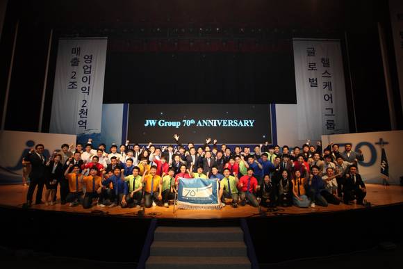 이종호 회장과 이경하 부회장이 신입사원들과 함께 화이팅을 외치고 있다.