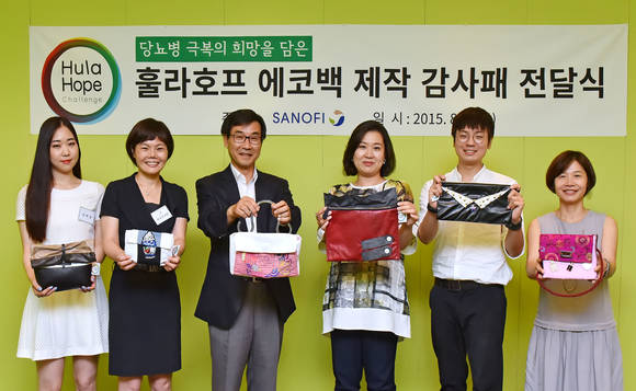 가운데 좌측부터 사노피-아벤티스 코리아 배경은 대표(좌측 두 번째), 인제대학교 상계백병원 고경수 교수(좌측 세 번째), 장안대학교 디자인학부 이언영 교수(좌측 네 번째).
